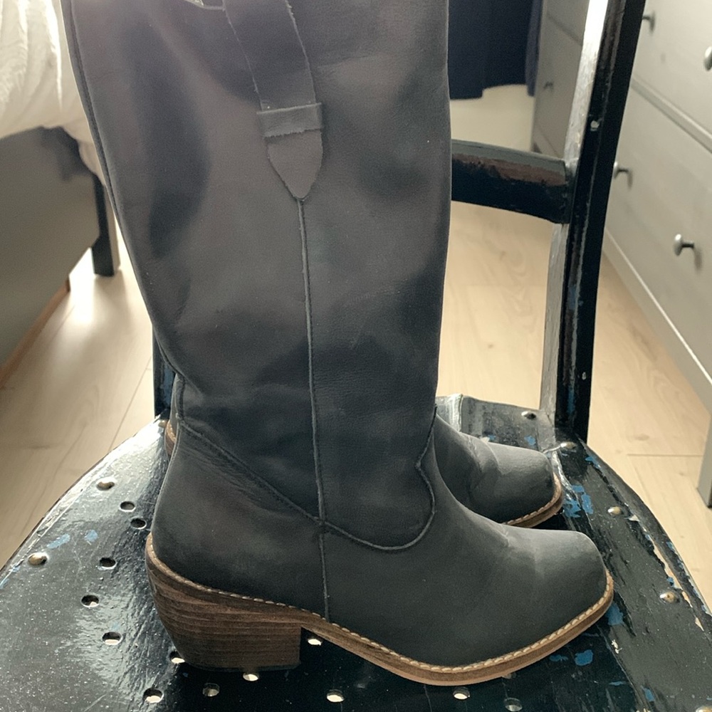 Leather boots in black really nice